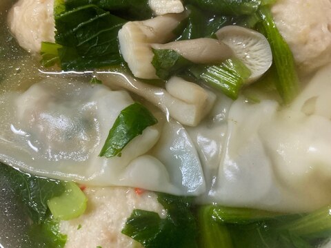 作り置き冷凍餃子と市販のカニ団子スープ